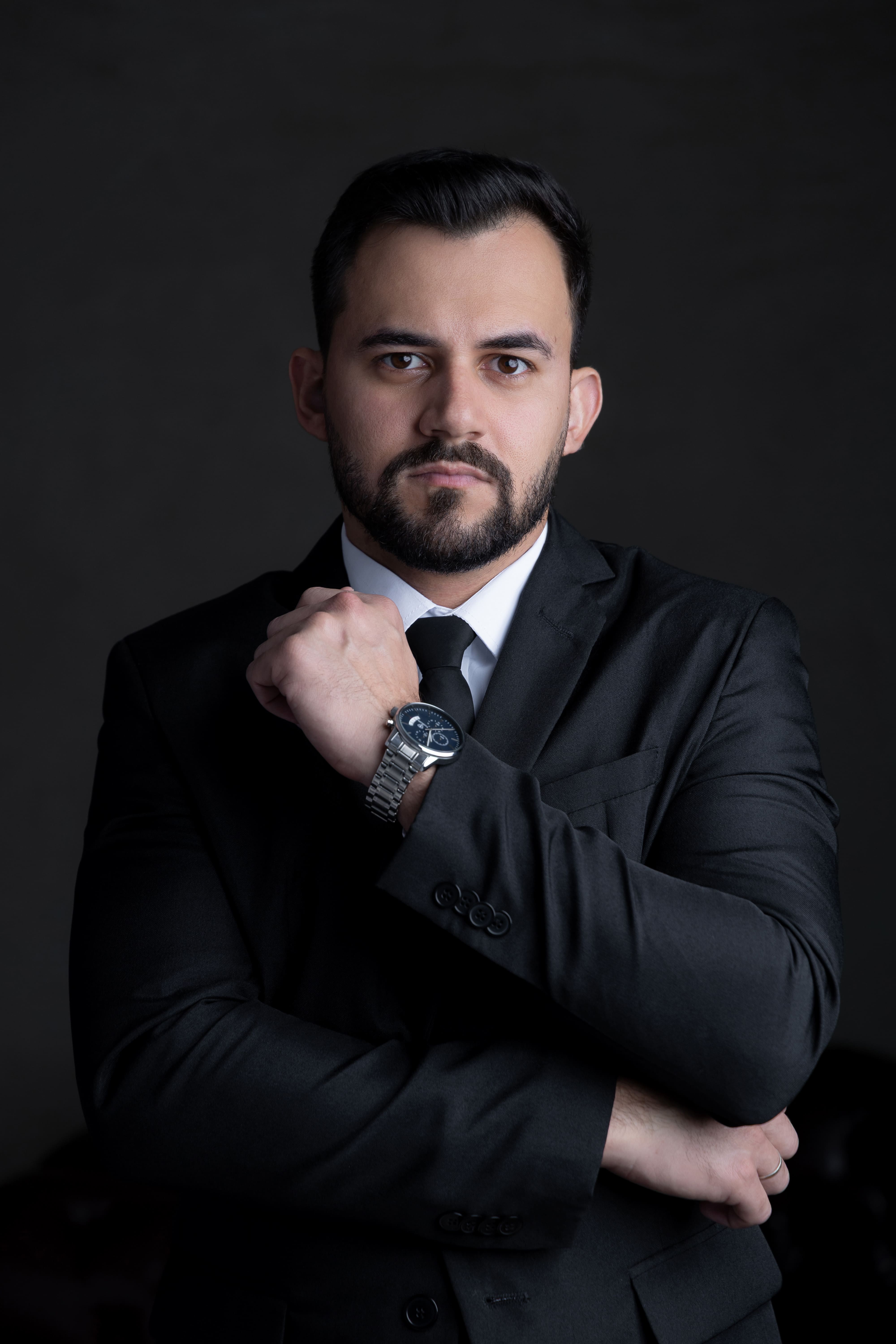 Dr. Diogo C. Fernandes — Retrato profissional, terno escuro sobre fundo neutro