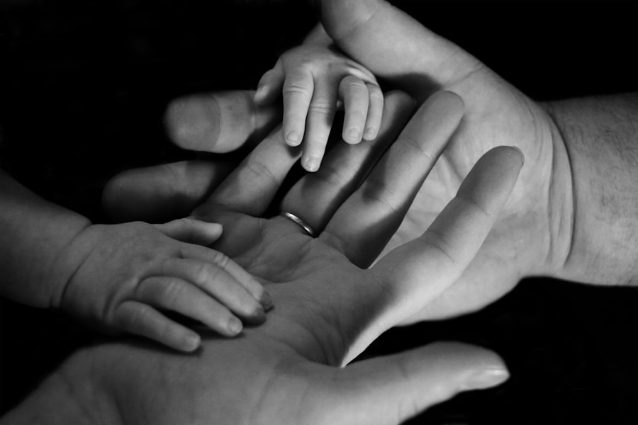 Direito de Família — mãos de família com aliança em primeiro plano