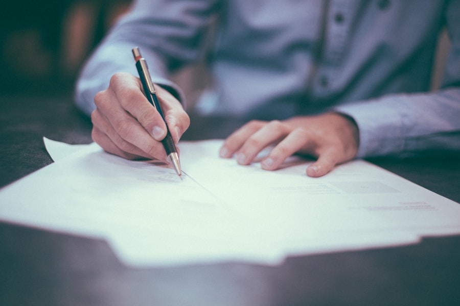 Direito Bancário — assinatura de contrato com caneta sobre documentos