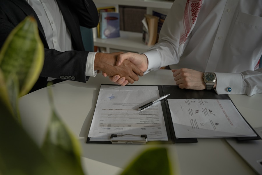 Direito Empresarial — aperto de mão sobre contrato assinado