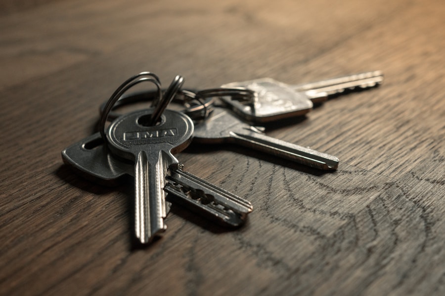 Direito Imobiliário — molho de chaves sobre mesa de madeira